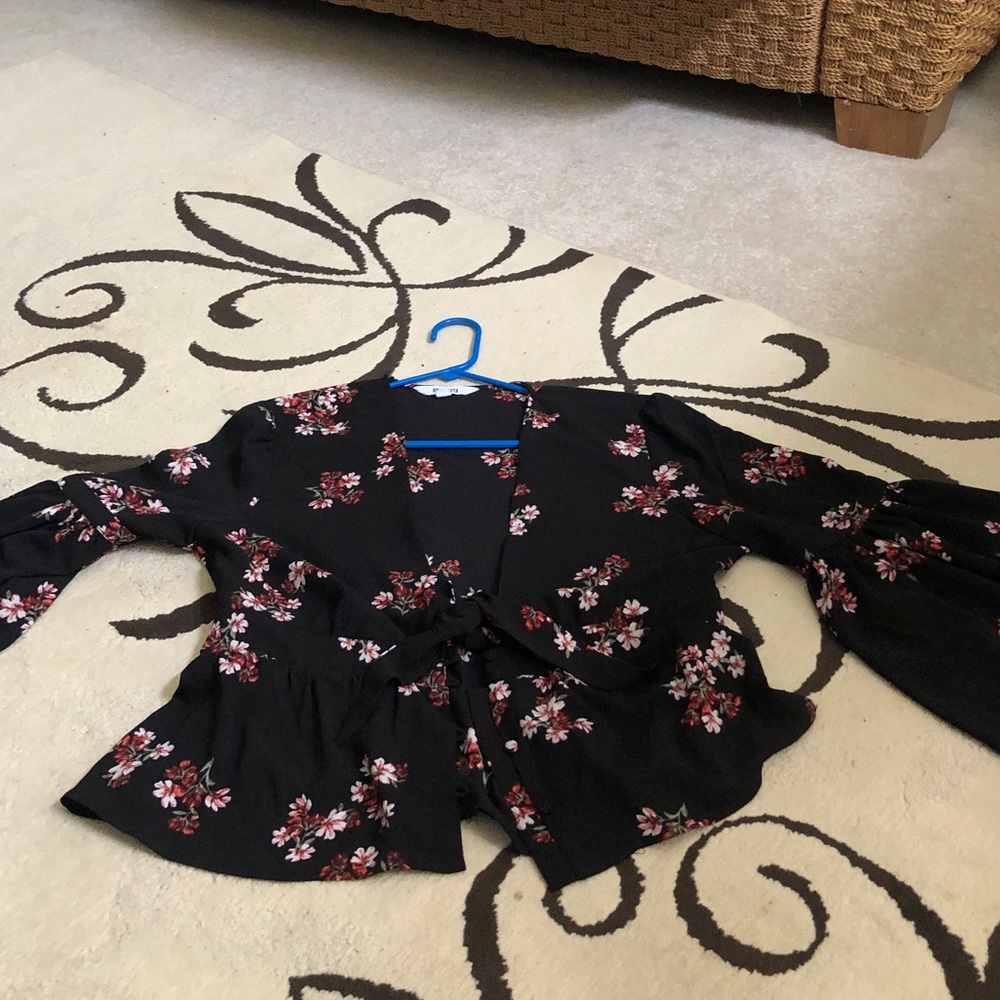 BB Dakota Bell Sleeve Blouse. Size Large. V neck. Tie front with two buttons.